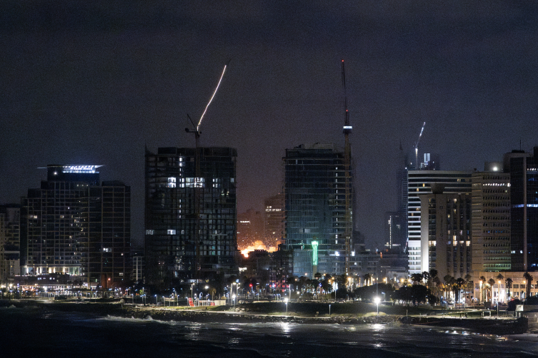 İran'ın başlattığı füzelerin bazıları Tel Aviv ve çevresinde