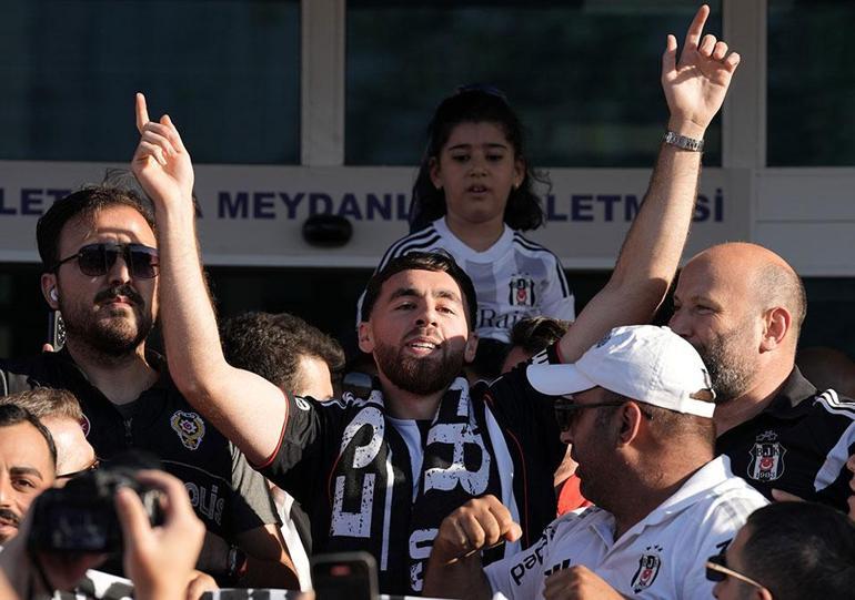 İstanbul'a gelen Orkun Kökçü'nin ilk sözleri: Çocukluktan hayal ettiğim Beşiktaş'a transfer edildim