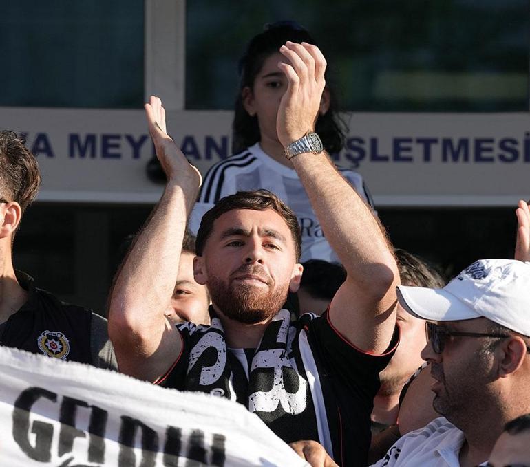 İstanbul'a gelen Orkun Kökçü'nin ilk sözleri: Çocukluktan hayal ettiğim Beşiktaş'a transfer edildim