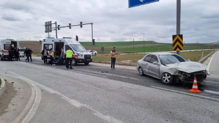 Çorum'da hafif ticari araç ile otomobil çarpıştı, 5 kişi yaralandı