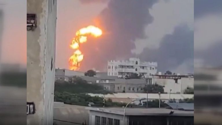 Husiler: İsrail, Hudeyde limanına saldırdı