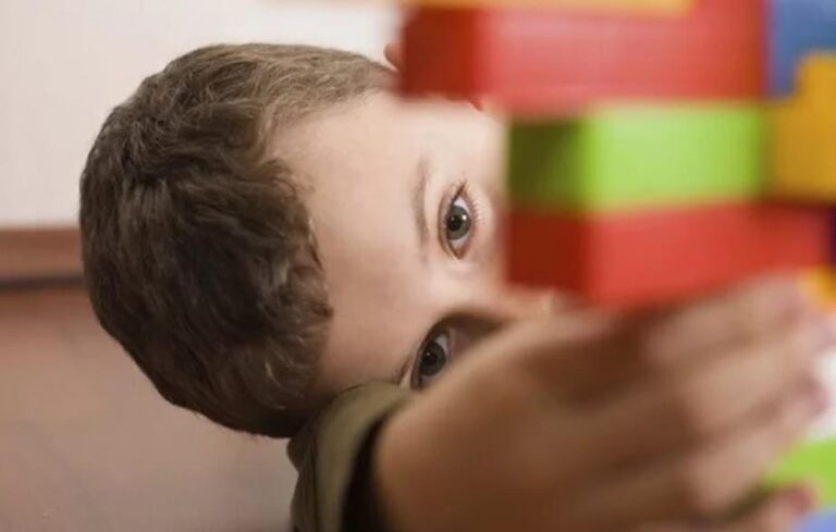 Otizm Çeşitleri ve Belirtiler Hakkında Bilgi