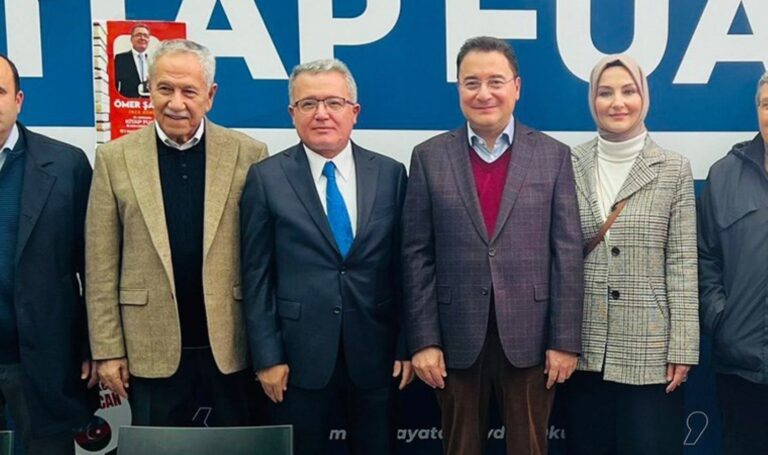 “Atatürk” kitabı Bülent Arınç ile Ali Babacan’ı birleştirdi – Son Dakika Türkiye Haberleri