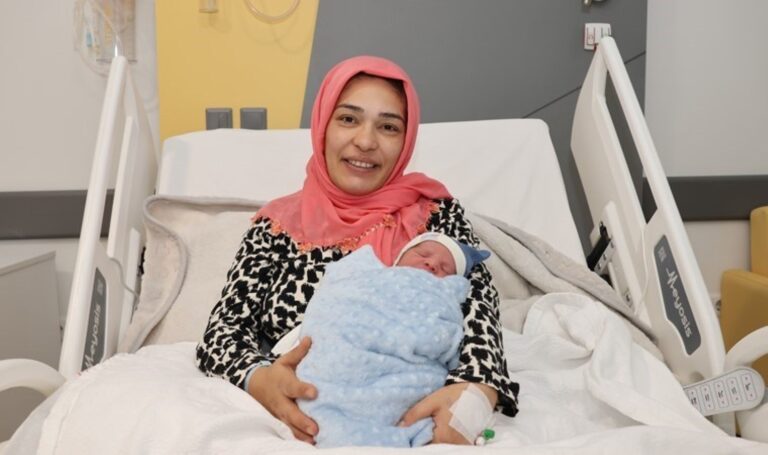 İzmir’de yeni yılın ilk çocuğu “Mahir Deniz” oldu – Son Dakika Türkiye Haberleri