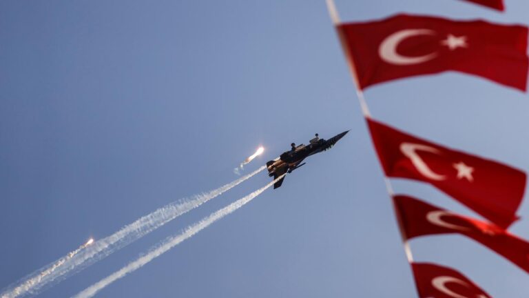 SOLOTÜRK Mersin semalarında gösteri uçuşu gerçekleştirdi